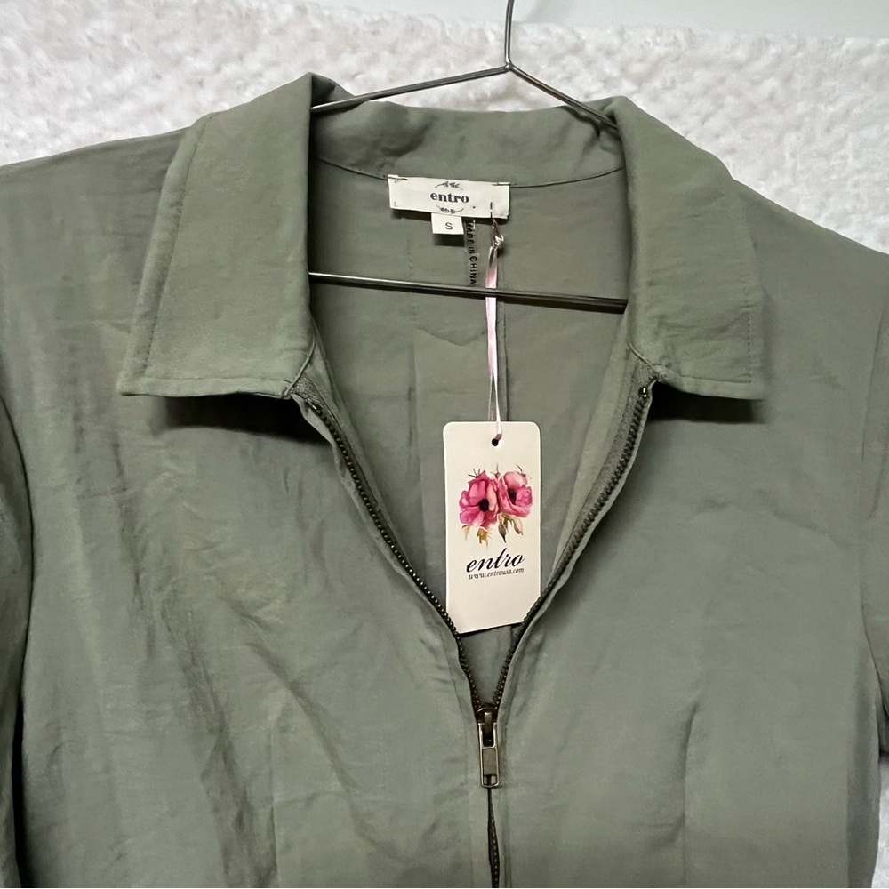 Entro Sage Green Romper with Long Sleeves and Collar Zip Up Size Small NWT - Picture 2 of 7